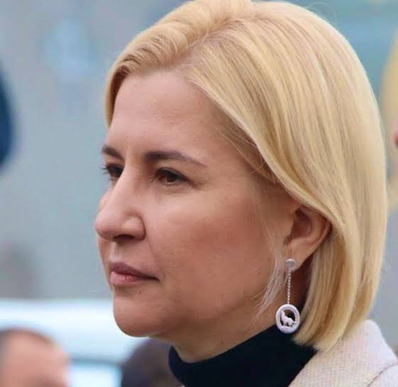 Antalya’daki Diplomasi Forumu’nda davetliler arasında, konuşmasını TÜRKÇE yapan tek kişi, -kulağında bozkurtlu küpesiyle- Gagavuz  Cumhurbaşkanı Irina Vlah oldu. 
Sağolasın Asena👏👏