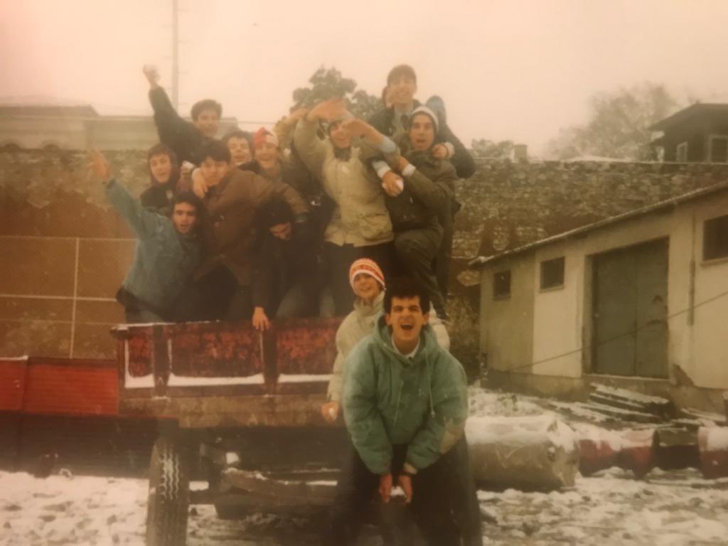 anilcansiz's tweet photo. FERİYE 1991 KİŞİ

O zaman çimlerin üzerinde basket sahamız, futbol sahamız vardı.Bir değil bir kaç tane saha.Traktörle bahçesine toprak taşıyıp, ağaç diktiğimiz FERIYE

O kenarda duran mermer blok şimdi ön yüzdeki 6sutundan  biri

Anlatın dinlemedeyim
@kabatas_erkek @servetdilber https://t.co/xfDmAaOkGP