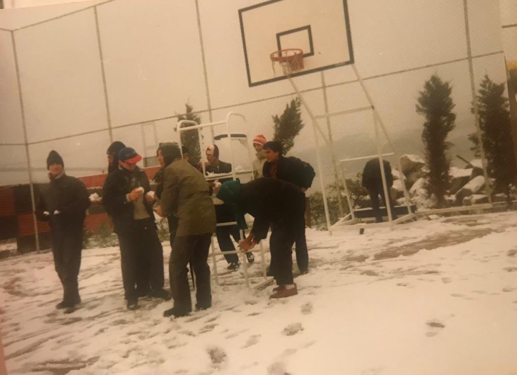 anilcansiz's tweet photo. FERİYE 1991 KİŞİ

O zaman çimlerin üzerinde basket sahamız, futbol sahamız vardı.Bir değil bir kaç tane saha.Traktörle bahçesine toprak taşıyıp, ağaç diktiğimiz FERIYE

O kenarda duran mermer blok şimdi ön yüzdeki 6sutundan  biri

Anlatın dinlemedeyim
@kabatas_erkek @servetdilber https://t.co/xfDmAaOkGP