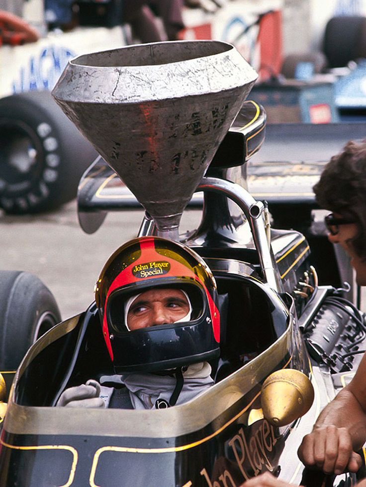 ClubLotusFrance's tweet photo. Dimanche, c'est F1 à la une ! le champion brésilien Emerson Fittipaldi sur Lotus 72D en discussion avec le Team Manager, Peter Warr aux stands de Monza pour le GP d’Italie 1972. #EmersonFittipaldi #PeterWarr #Type72 #JohnPlayerSpecial #TeamLotus #F1 #ClassicLotus #ClubLotusFrance https://t.co/Y2NkNbgX6B