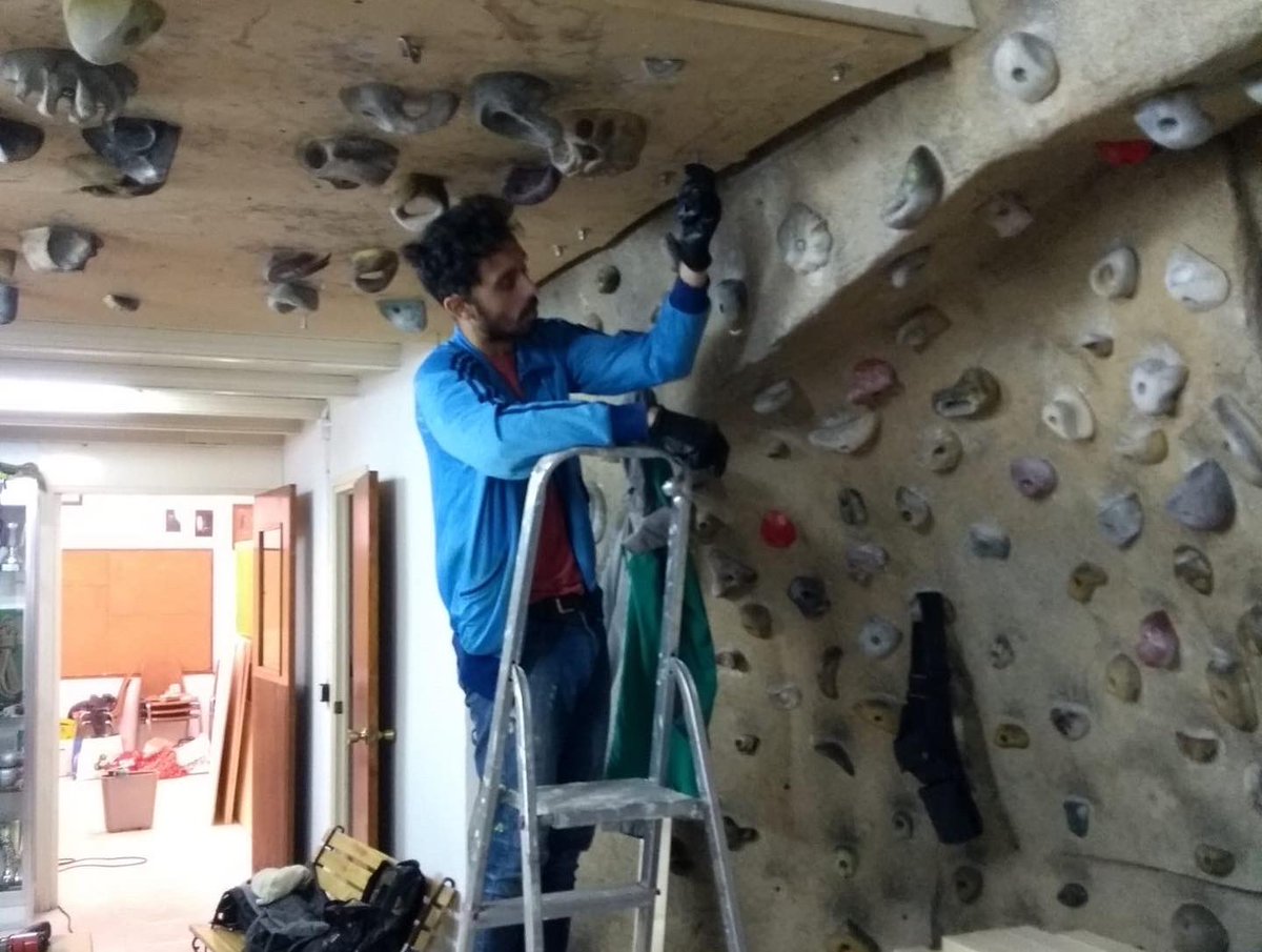 Foment_cat's tweet photo. Els voluntaris de la primera jornada de treball al rocòdrom, aquest dissabte, han avançat molt 👏 Però encara queda feina per fer! Avui diumenge i fins el dia 20 seguirem treballant 🪜Suma-t’hi tu també! Consulta el nostre correu on expliquem com fer-ho. #boulder #rocodrom https://t.co/dMqXET77Cc