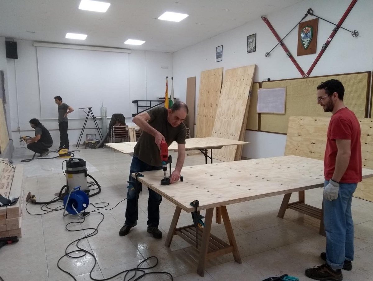 Foment_cat's tweet photo. Els voluntaris de la primera jornada de treball al rocòdrom, aquest dissabte, han avançat molt 👏 Però encara queda feina per fer! Avui diumenge i fins el dia 20 seguirem treballant 🪜Suma-t’hi tu també! Consulta el nostre correu on expliquem com fer-ho. #boulder #rocodrom https://t.co/dMqXET77Cc