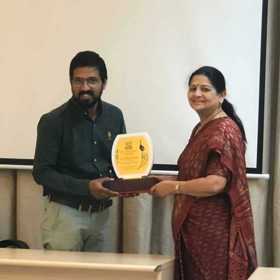 dr_pinkesh's tweet photo. "Spread knowledge to everyone and learn knowledge from everyone"
An honour and proud moment for me to share my knowledge to one of the finest faculties and alumni of finest institutions #H.L.college &amp; alumni association 
Thank you @Shapathgshah1  to guide me! https://t.co/DeBGB3HvIy
