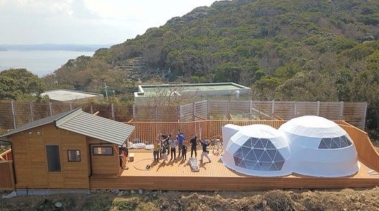sohideaki's tweet photo. 【グランピングテントの内装仕上げ❗️】

あとは床にフローリングを貼って完成です！！

ドローンでグランピング施設で記念撮影をしました📸

【クラファン残り3日！🔥】

達成までもうちょっとです！！

ぜひみなさんの力をかしてください。
https://t.co/ZevH7ttzcV https://t.co/QrbeYrjgql
