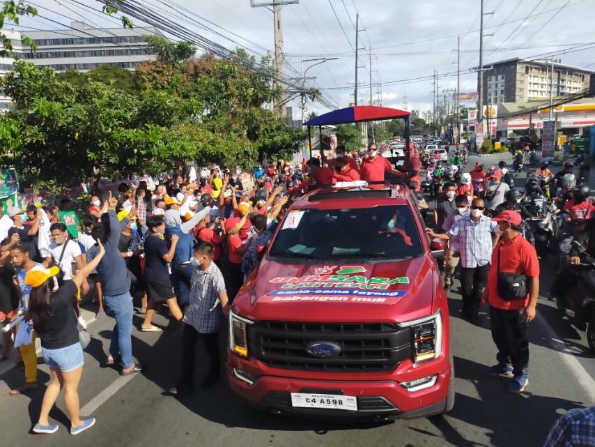 newswatchplusph's tweet photo. @RexRemitio Supporters patiently wait to welcome the UniTeam Alliance’s motorcade in Las Piñas City. Heavy traffic on both lanes of Alabang-Zapote Road as of 4:30pm. #TheFilipinoVotes | @RexRemitio https://t.co/4kSTFqSfyn