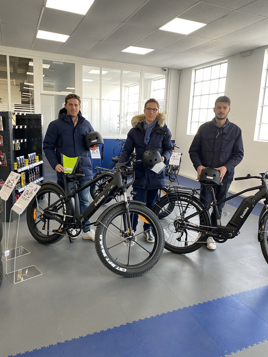 Partenaires de nos clients #evobike va pouvoir protéger les siens avec les casques #axaprevention 
#axalavisloncelle #agirensemblepourlasecurite #solidarite