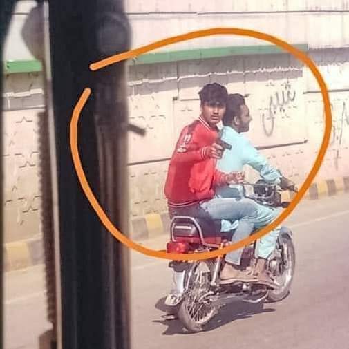 Aadiiroy2's tweet photo. دو لڑکے گوجرانوالہ کی کچھ بیٹیوں کو روزانہ کالج سے گھر جاتی خواتین طالبات کو ھراساں کرتے ہیں اور آج پستول دکھا کر گئے ان کو گرفتار کیاجائے۔ https://t.co/Onwo83Hc4e
