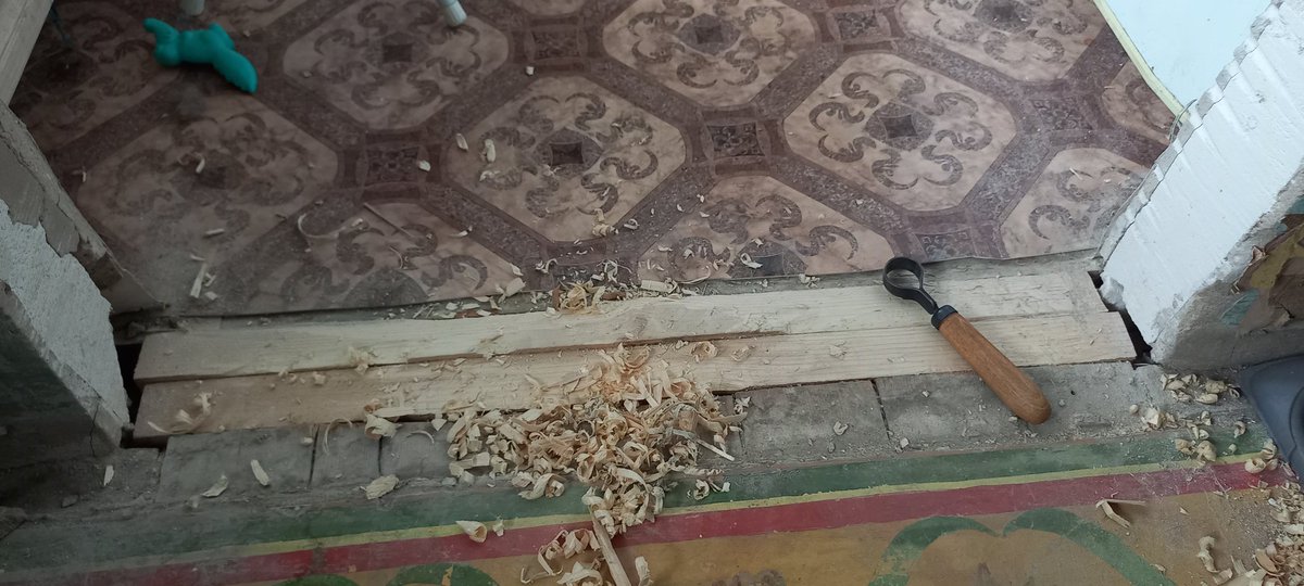 Oldshatten's tweet photo. Вбил между полами на кухне и в зале пару крепких брусков.
Высоту регулировал вручную, соскабливая излишек.
Фото в процессе. Осталось притащить из мастерской наждачку, и выгладить всё до более-менее ровного состояния. https://t.co/bpqy5QQfgj