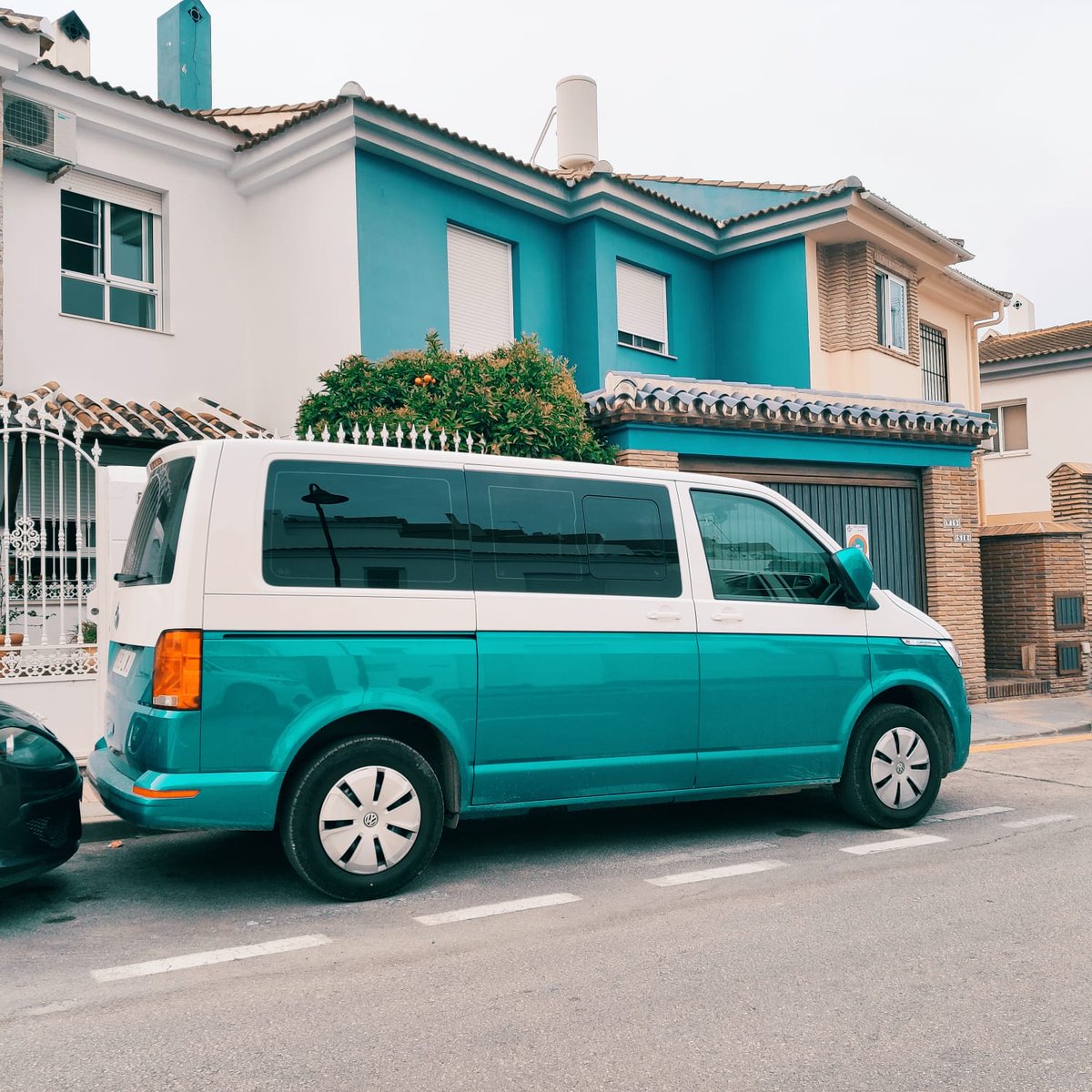 CampersLion's tweet photo. Siempre hay que ir bien conjuntado #vwt5 #bicolor #camperizacion #vandays #vanholidays #costadelsol https://t.co/37zpwbTBWT