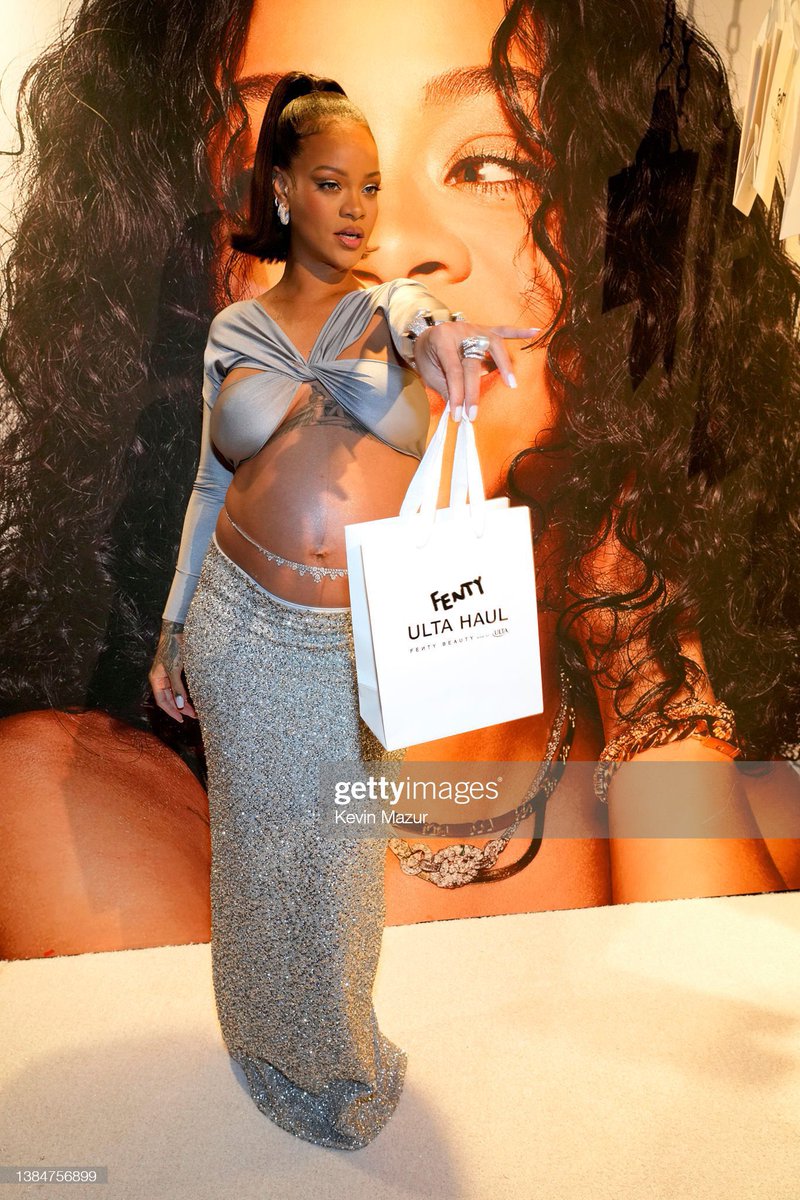 rihfentyfr's tweet photo. RIHANNA IS FUCKING GIVING https://t.co/BlyJyoVrcW