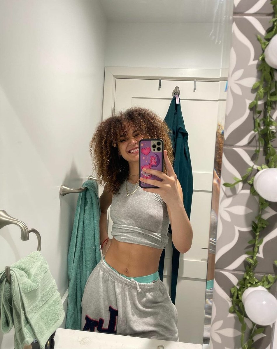 Olá gente! 
Sou devyn, é um prazer conhecer vocês! 
Sou nova aqui:( e gostaria de fazer novas amizades! 
Podem dar rt e fav aqui?? 
Eu chamo vocês na dm.
Com amor: dev ✨