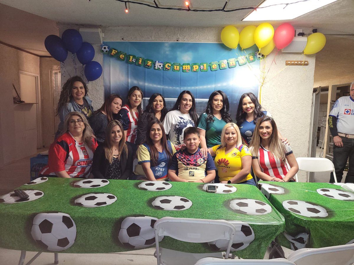 BambinaCastillo's tweet photo. @TUDNUSA #classicosincolores Así celebramos el clásico de @ClubAmerica  va @Chivas  todos como una gran Familia! Feliz cumpleaños 10 a Jorge!! https://t.co/XuBPMLn0v2
