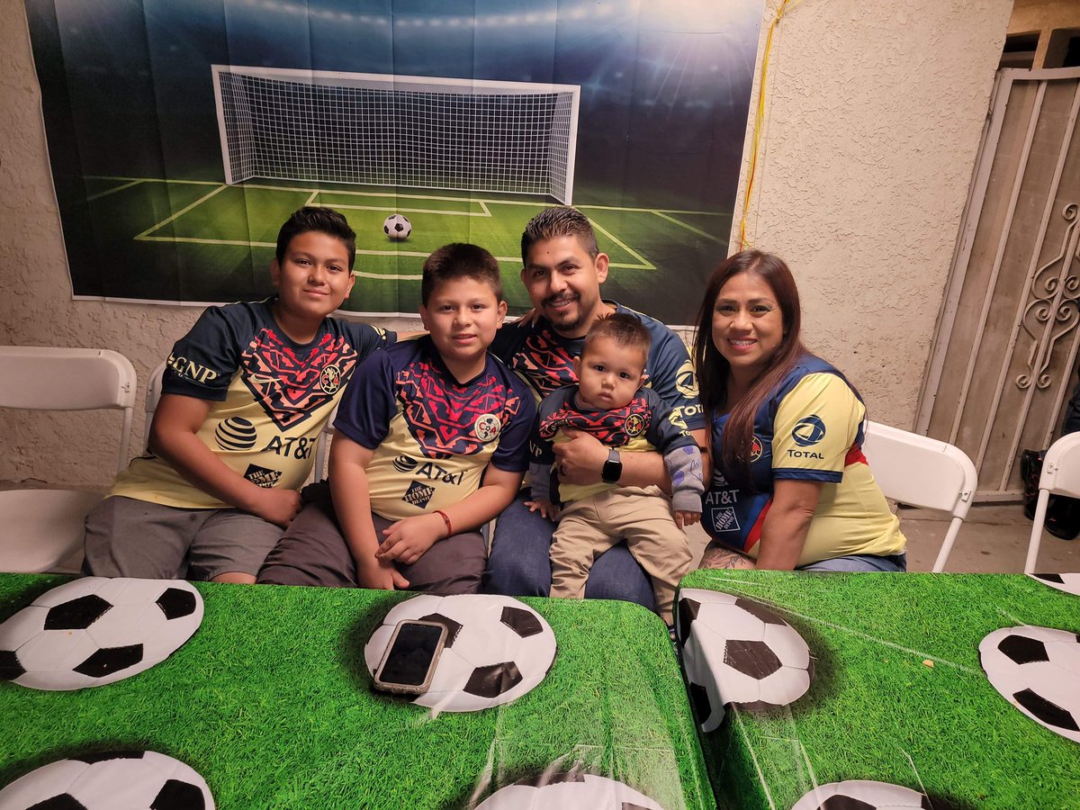 BambinaCastillo's tweet photo. @TUDNUSA #classicosincolores Así celebramos el clásico de @ClubAmerica  va @Chivas  todos como una gran Familia! Feliz cumpleaños 10 a Jorge!! https://t.co/XuBPMLn0v2