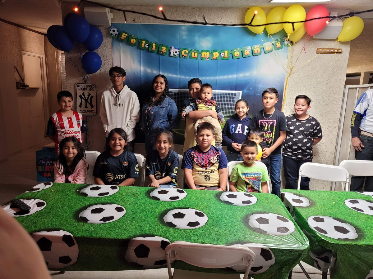 BambinaCastillo's tweet photo. @TUDNUSA #classicosincolores Así celebramos el clásico de @ClubAmerica  va @Chivas  todos como una gran Familia! Feliz cumpleaños 10 a Jorge!! https://t.co/XuBPMLn0v2