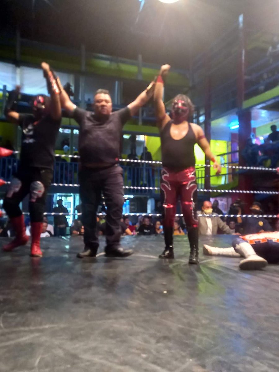 LaTijeraLucha's tweet photo. Triunfo rudo en #LuchaLibreCM, aprovechando la nula comunicación y entendimiento entre #Shocko y #UltimoAztecaJr los jovenes representantes de #CM, #SteelRockJr y #AngelSatanico.
Al final, hay retos entre el último sobreviviente de los guerreros aztecas y el extranjero.
#latijera https://t.co/INS1fnGYNG