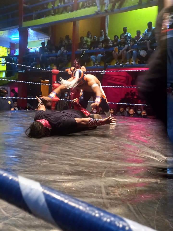 LaTijeraLucha's tweet photo. Triunfo rudo en #LuchaLibreCM, aprovechando la nula comunicación y entendimiento entre #Shocko y #UltimoAztecaJr los jovenes representantes de #CM, #SteelRockJr y #AngelSatanico.
Al final, hay retos entre el último sobreviviente de los guerreros aztecas y el extranjero.
#latijera https://t.co/INS1fnGYNG