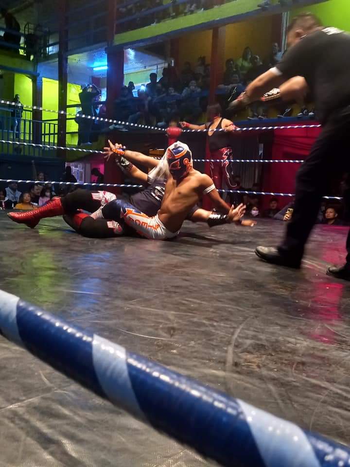 LaTijeraLucha's tweet photo. Triunfo rudo en #LuchaLibreCM, aprovechando la nula comunicación y entendimiento entre #Shocko y #UltimoAztecaJr los jovenes representantes de #CM, #SteelRockJr y #AngelSatanico.
Al final, hay retos entre el último sobreviviente de los guerreros aztecas y el extranjero.
#latijera https://t.co/INS1fnGYNG