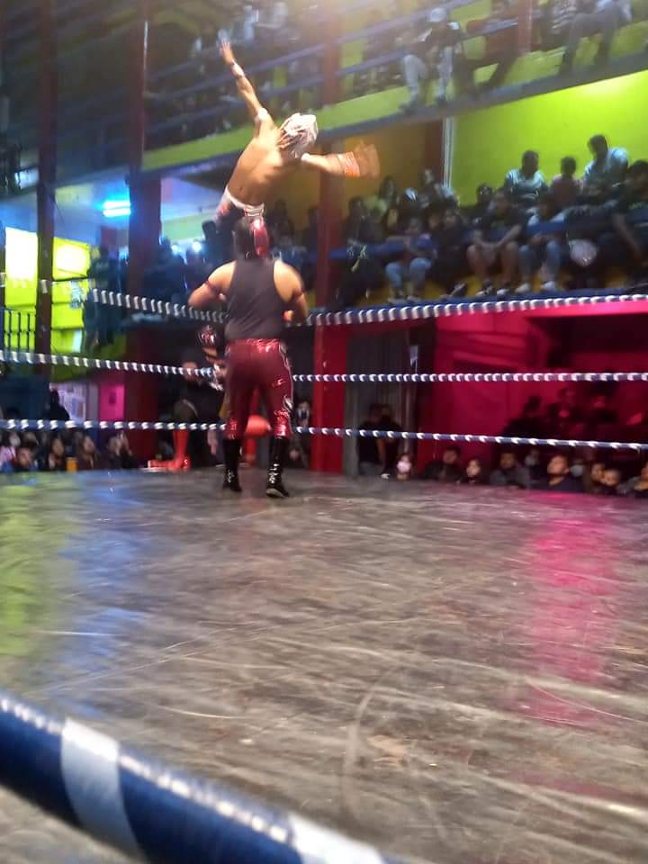 LaTijeraLucha's tweet photo. Triunfo rudo en #LuchaLibreCM, aprovechando la nula comunicación y entendimiento entre #Shocko y #UltimoAztecaJr los jovenes representantes de #CM, #SteelRockJr y #AngelSatanico.
Al final, hay retos entre el último sobreviviente de los guerreros aztecas y el extranjero.
#latijera https://t.co/INS1fnGYNG