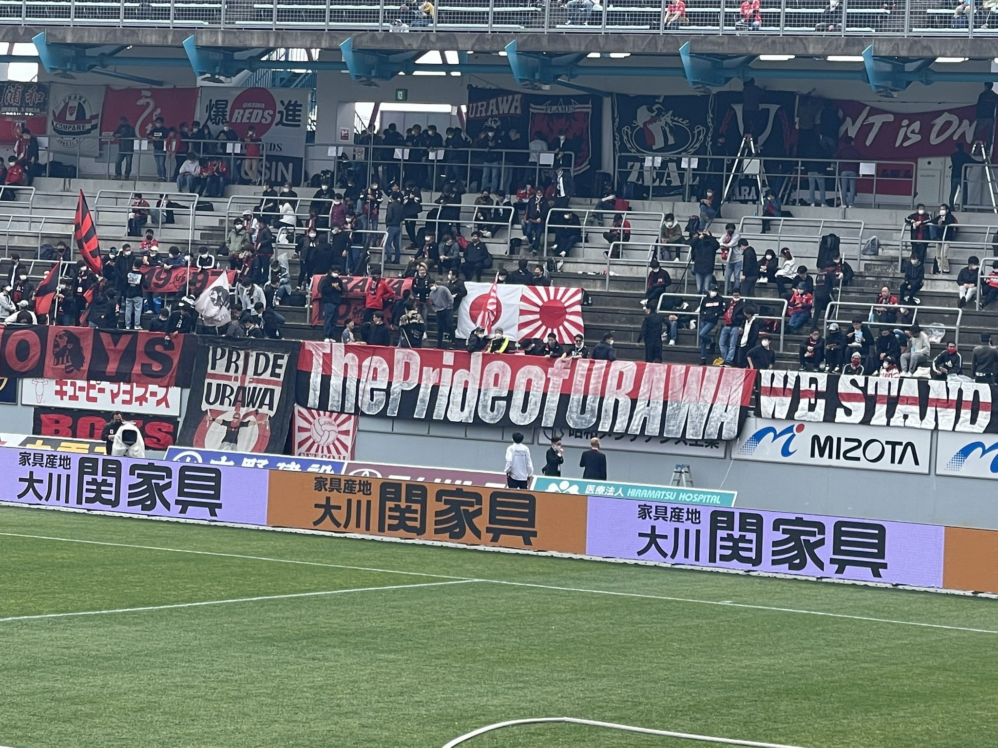 いずみん サガン鳥栖 浦和レッズ の関係者の方 サポーター横断幕の付け方を指導してください 大切なスポンサー様を隠さないで欲しい T Co 3k43c39ouf Twitter