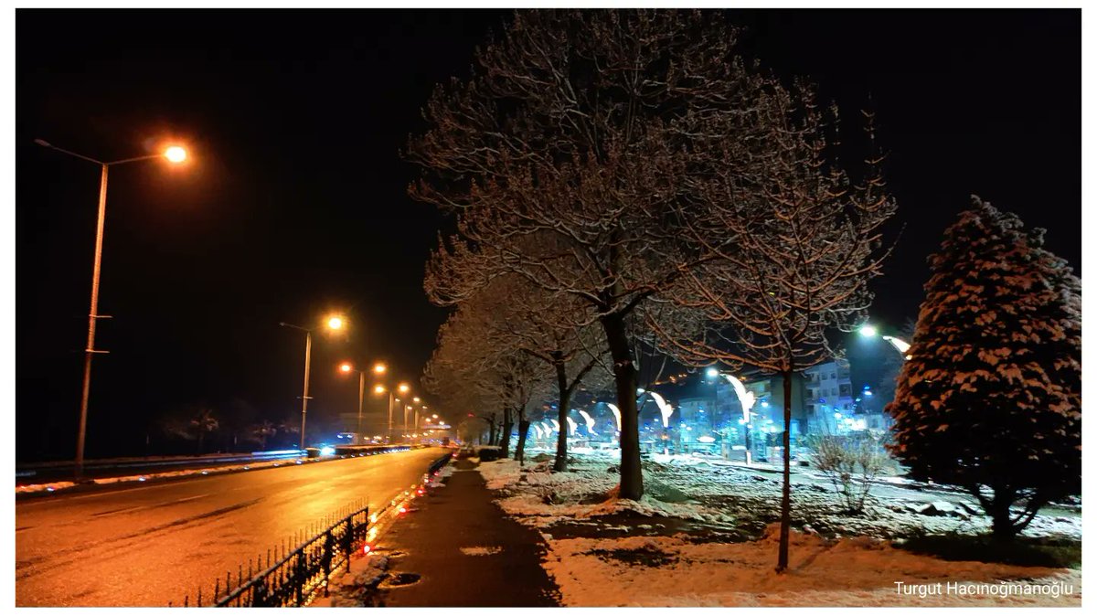 turguthaci28's tweet photo. Kar beyaz bir gece. ❄️🌕
Şehre yalnızlık değil kar çöktü bu sefer, 
tüm masumiyeti ve zarafetiyle
#bulancak #bufosev #fototurguthaci 
"Bulancak sen bir ömre değersin!" https://t.co/FqA4T1psfi
