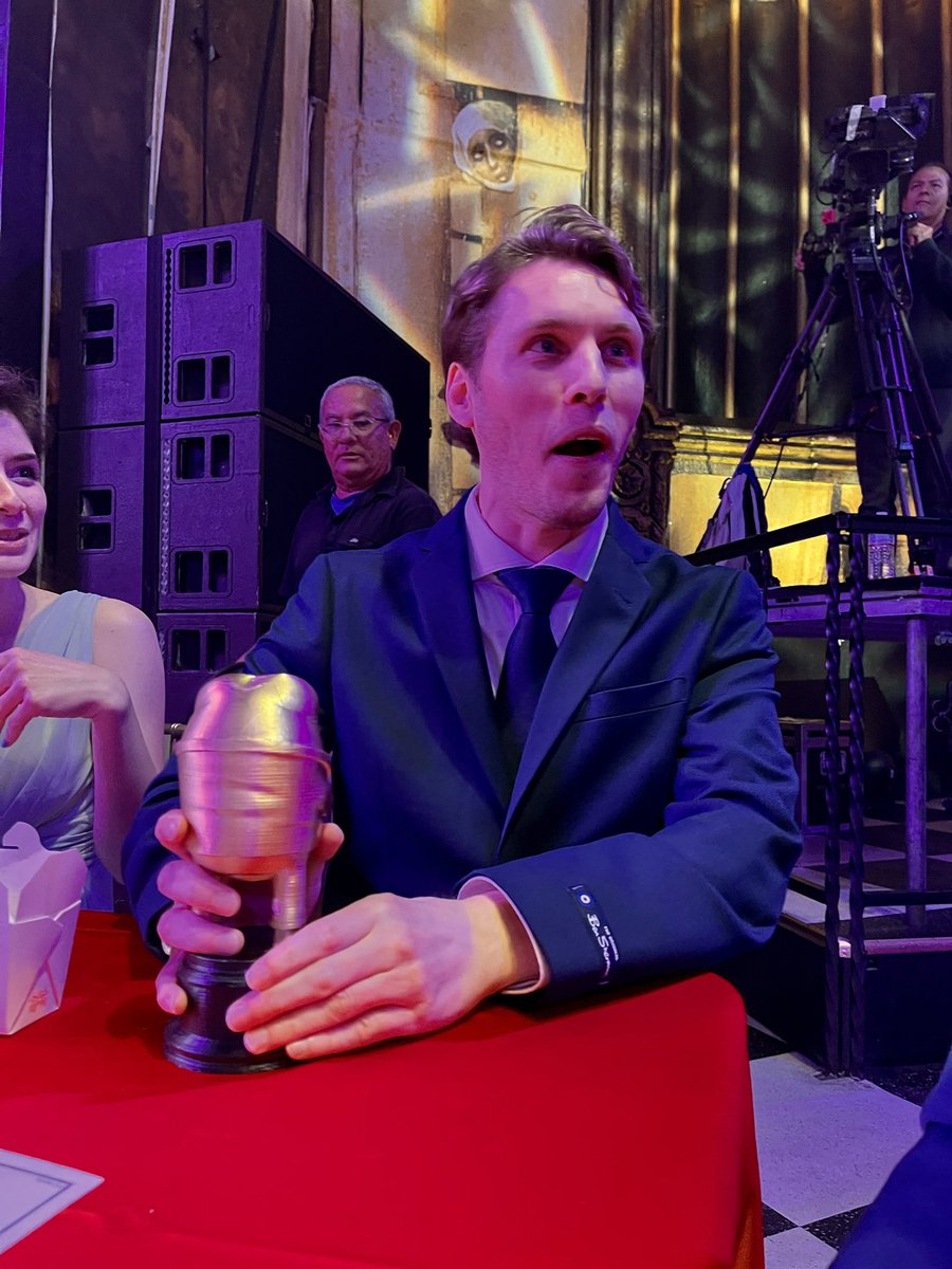LudwigAhgren's tweet photo. Jerma sat down and immediately broke the award LMAO https://t.co/WfYRBpcZTF