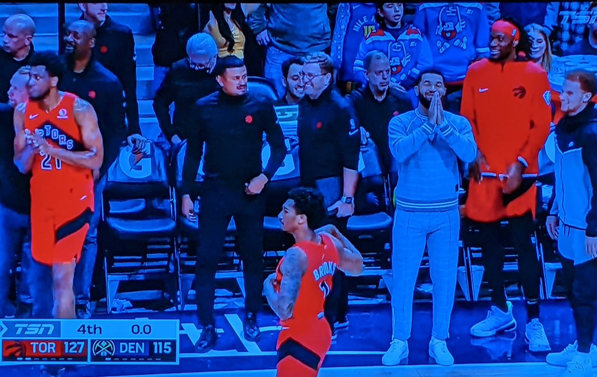cinderbad's tweet photo. Oui the north! #raptors #torontoraptors https://t.co/zjOBweb6Sv