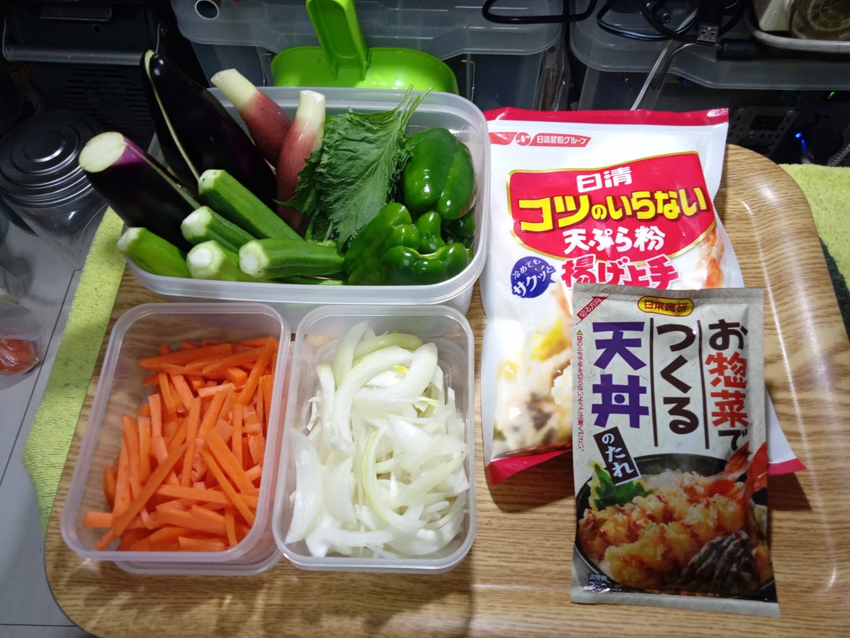 xjramaguri's tweet photo. 部屋キャンあまぐりキャンプ飯🍙
野菜天丼！
海老が無いのは予算の問題です😭
那須、ピーマン、オクラ、茗荷、大葉、
そして人参と玉ねぎの　かき揚げです😋
かき揚げの具に、もう一品ほしかったな〜🤔 https://t.co/85CpjjrAfA