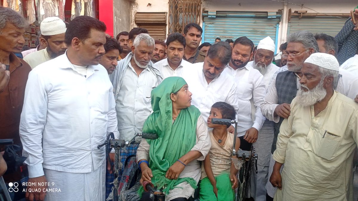 AbdullahAlaudd1's tweet photo. *आजमगढ़  मैं चुनाव हारा हू हिम्मत हौसला नही हारा लोकसभा चुनाव लड़ेंगे शाह आलम गुड्डू जमाली*

चुनाव हारने के बाद भी पूर्व विधायक शाह आलम गुड्डू जमाली ने क्षेत्र में चार लाख रुपए की लागत से 15ट्राई साइकिल, व 20 ठेले , 1रिक्शा,1साइकल, वितरण किया #AsaduddinOwaisi #ani https://t.co/2241gDtj6P