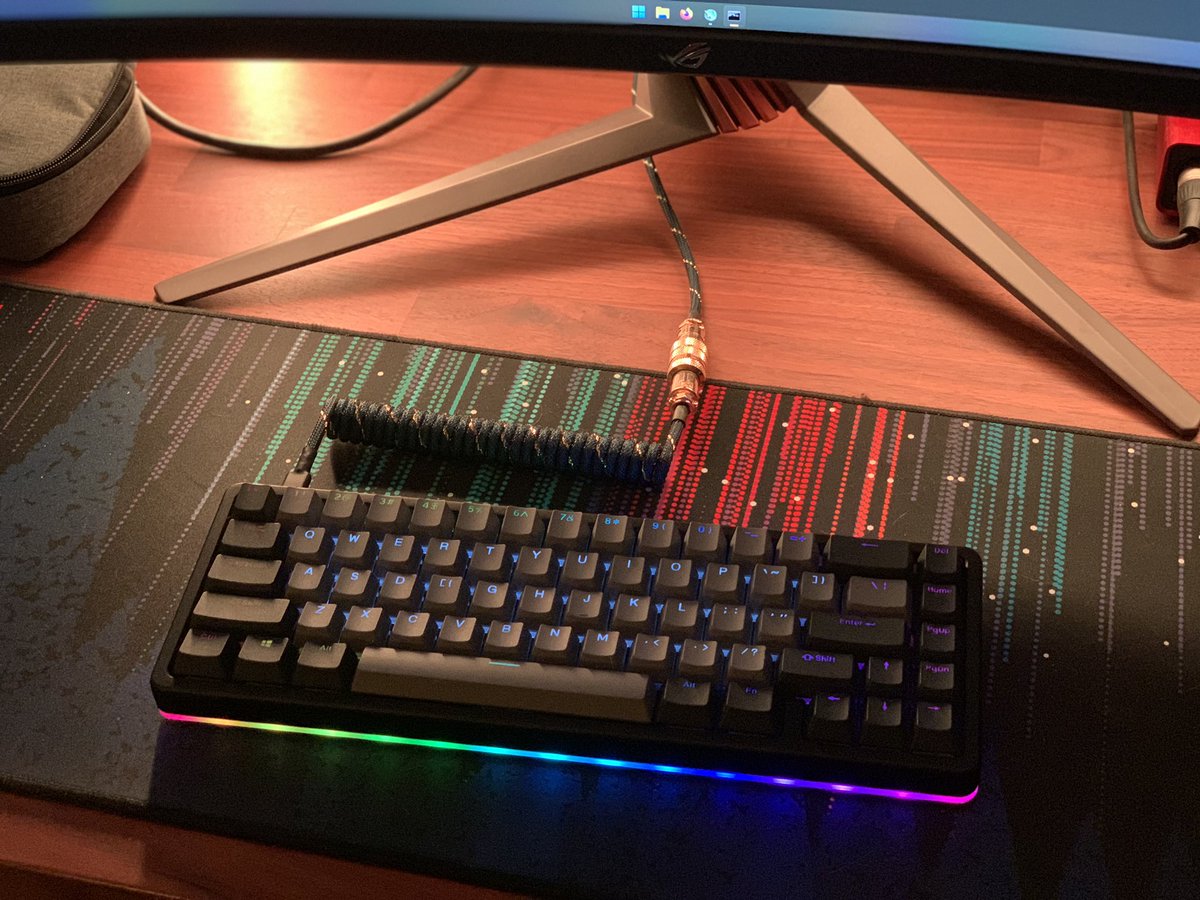 ItsTaigent's tweet photo. @LinusTech @MKeyboards Just a Drop Alt with Holy Pandas :) https://t.co/qvgyzsysRE