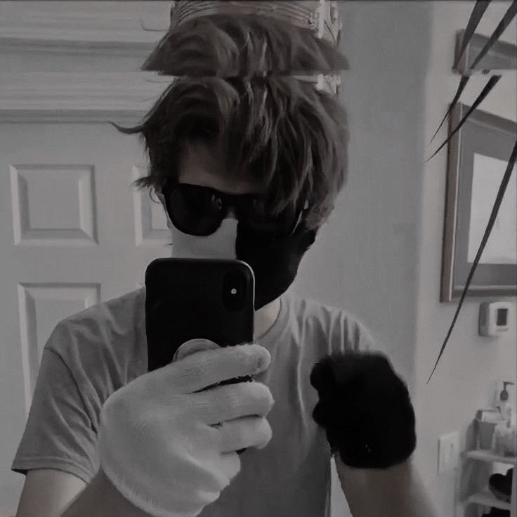 ENDVRPVARLS's tweet photo. 𝙸𝚏 𝚝𝚑𝚎 𝚌𝚛𝚘𝚠𝚗 𝚏𝚒𝚝𝚜 . . . 𝑾𝑬𝑨𝑹 𝑰𝑻 !!

[#mcytrp] 
- 
[#MVRP] 
-
[#dreamsmprp]
-
[#YTrp]
-
[#streamerrp]
-
[#SFWRp] https://t.co/yLDm6JyqbZ