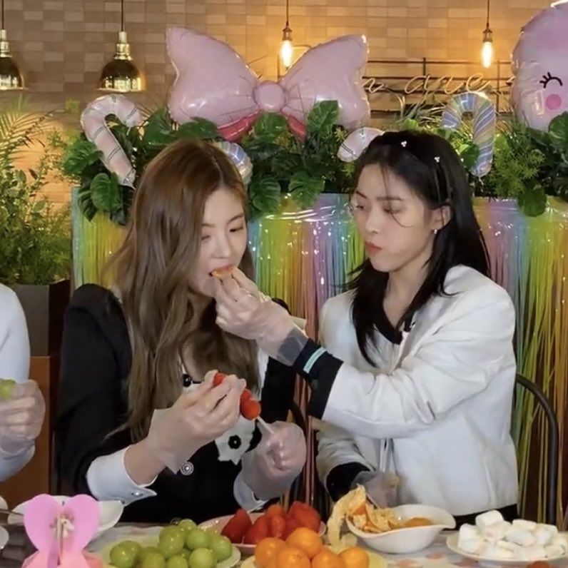 onlyforRyujin's tweet photo. Ryujin feeding her members🥺 https://t.co/GZtAUsPAZ8
