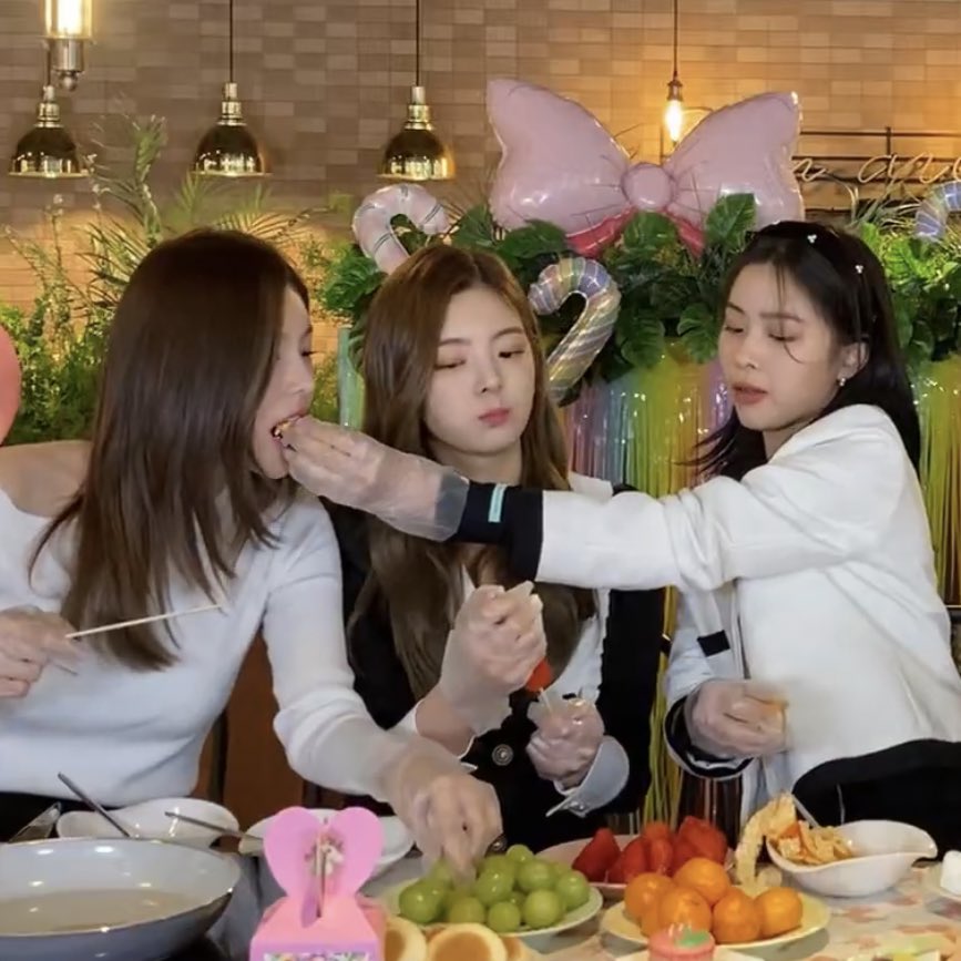 onlyforRyujin's tweet photo. Ryujin feeding her members🥺 https://t.co/GZtAUsPAZ8