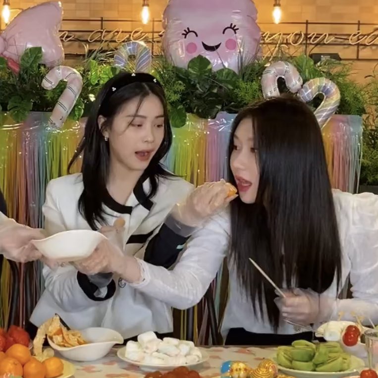 onlyforRyujin's tweet photo. Ryujin feeding her members🥺 https://t.co/GZtAUsPAZ8