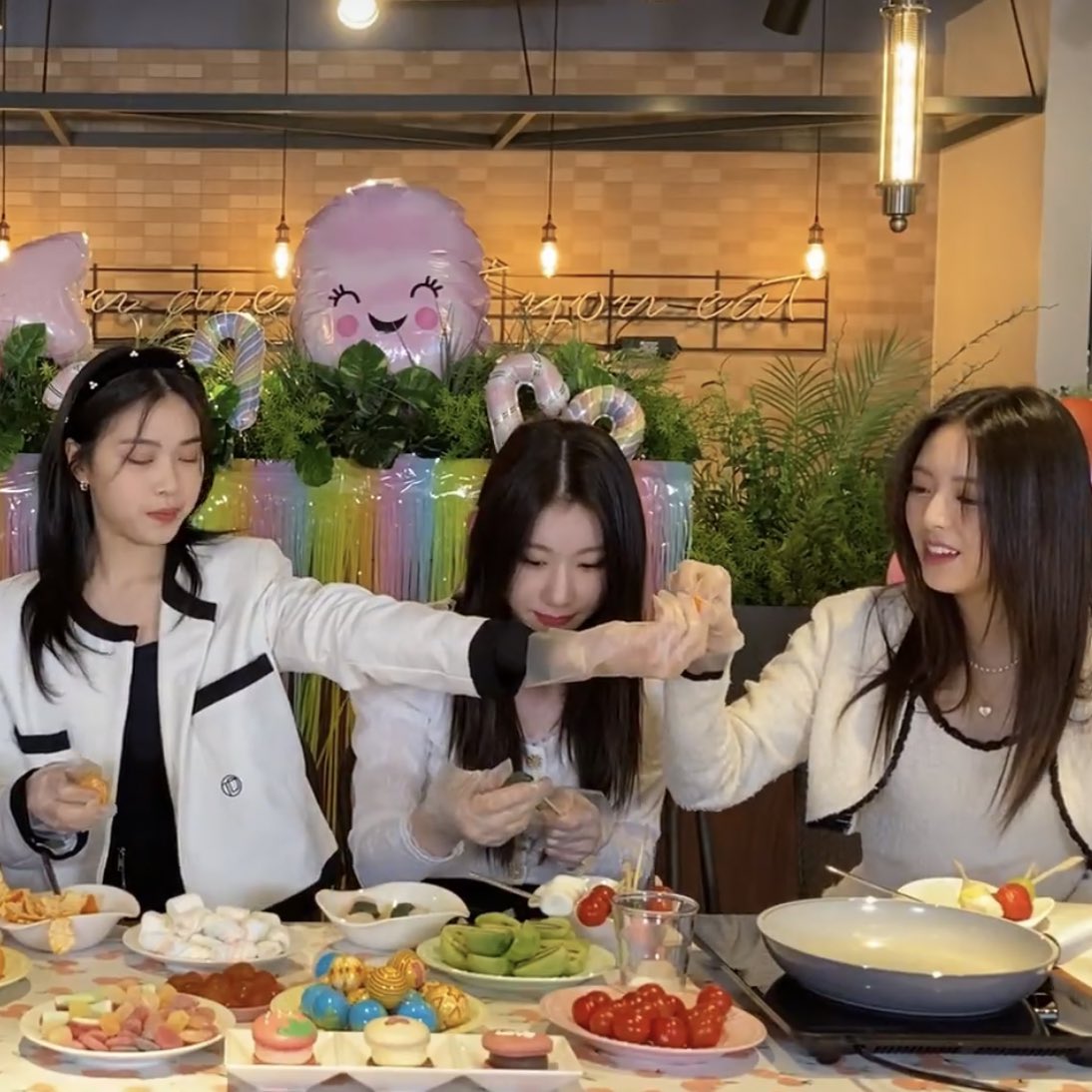 onlyforRyujin's tweet photo. Ryujin feeding her members🥺 https://t.co/GZtAUsPAZ8