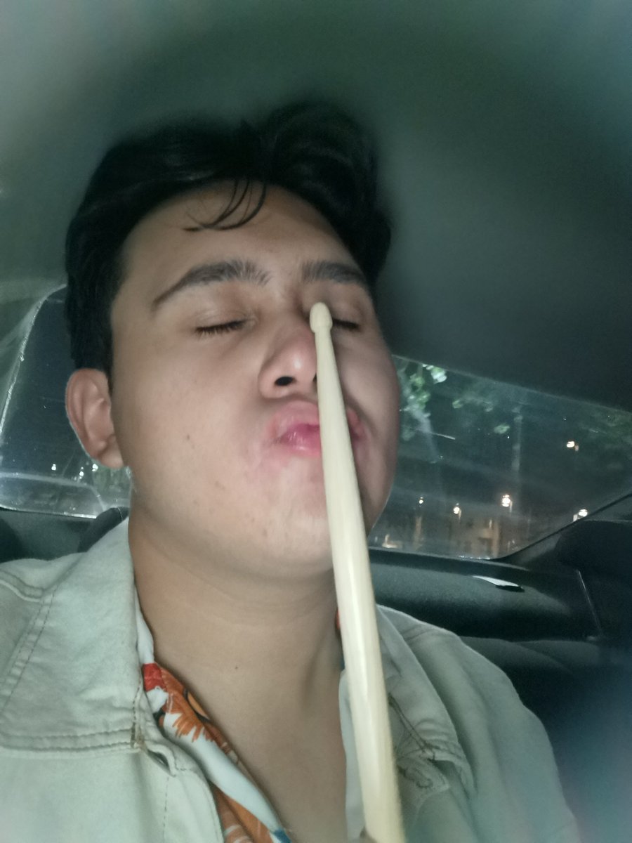 diego_deese's tweet photo. Llegamos sin nada y nos vamos con la baqueta del baterista de @Dannocean ❤️👌 Gracias por el show Babylon Boy https://t.co/one7rfcTLr