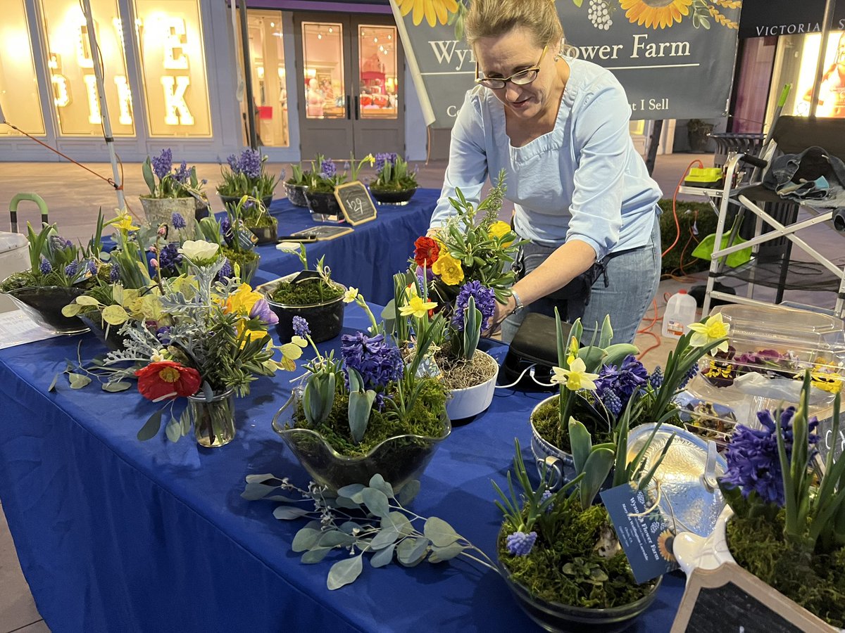 Kaylieqmcj's tweet image. Winnie’s Flower Farm stand at local farmer’s market in Riverpark with her daily fresh cut flowers.   #MCJ14 #Adprdogs @DirectorCarey