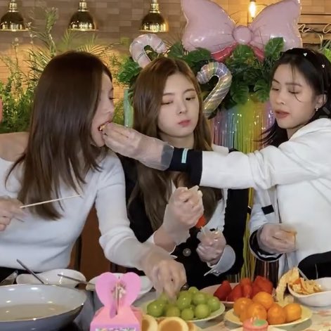 ryujinmoments's tweet photo. ryujin's habit of feeding yeji 🥺 https://t.co/AoDo87wDVN