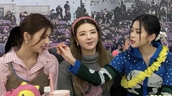 ryujinmoments's tweet photo. ryujin's habit of feeding yeji 🥺 https://t.co/AoDo87wDVN