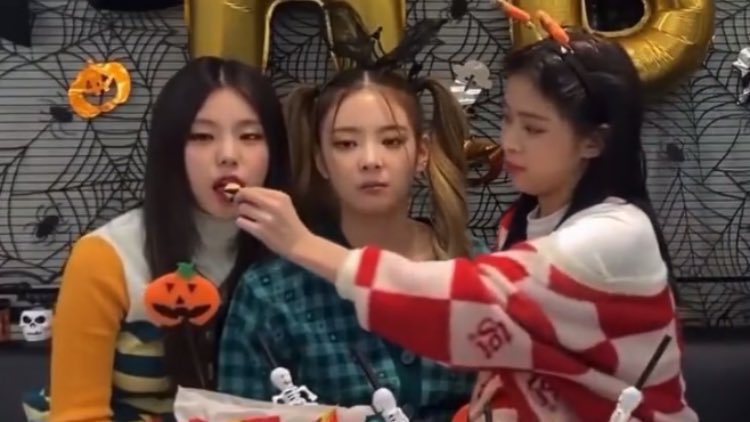 ryujinmoments's tweet photo. ryujin's habit of feeding yeji 🥺 https://t.co/AoDo87wDVN