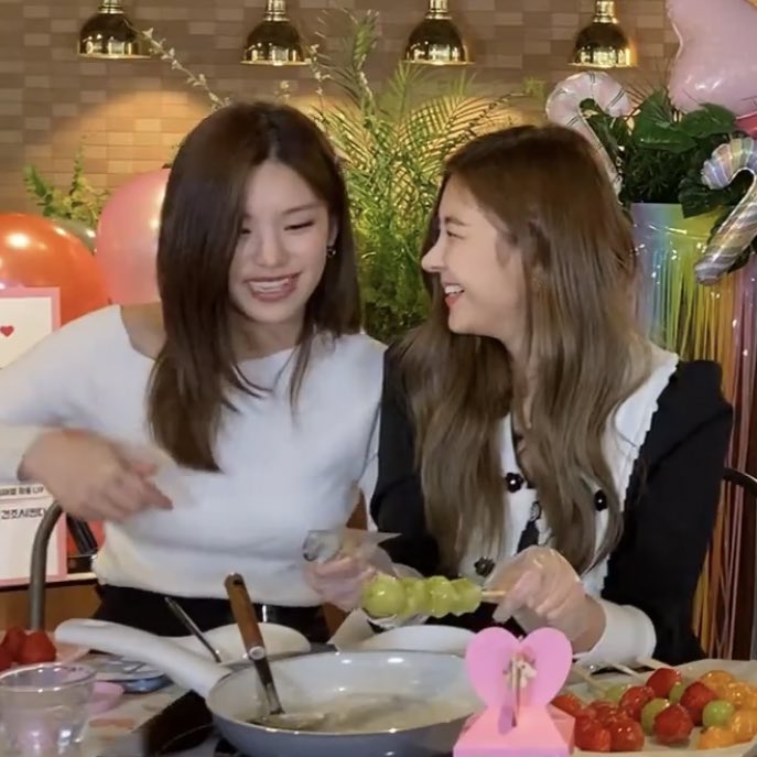 itztimi_'s tweet photo. yejisu in their own world https://t.co/uET55BMMJe