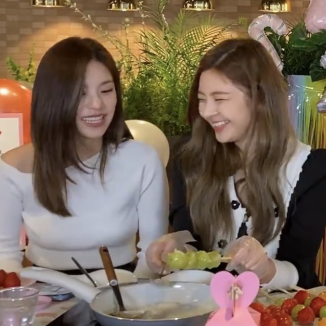 itztimi_'s tweet photo. yejisu in their own world https://t.co/uET55BMMJe