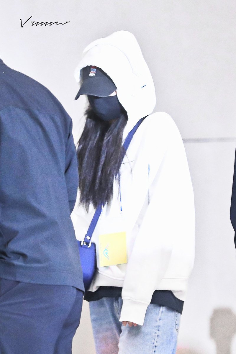 vvvvvn13's tweet photo. 220312 ICN
She looks so tired
#BLACKPINK #JENNIE #블랙핑크 #제니 https://t.co/9LREIFRRvi