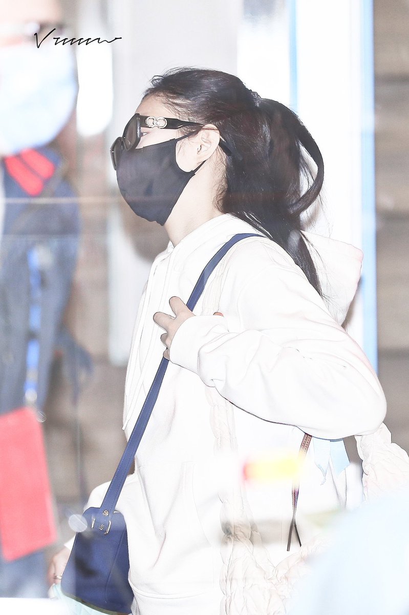 vvvvvn13's tweet photo. 220312 ICN
She looks so tired
#BLACKPINK #JENNIE #블랙핑크 #제니 https://t.co/9LREIFRRvi