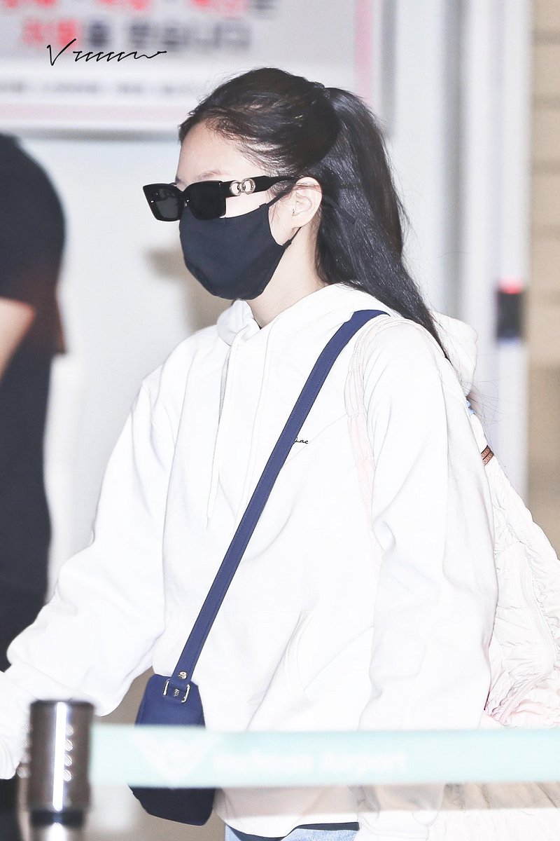 vvvvvn13's tweet photo. 220312 ICN
She looks so tired
#BLACKPINK #JENNIE #블랙핑크 #제니 https://t.co/9LREIFRRvi