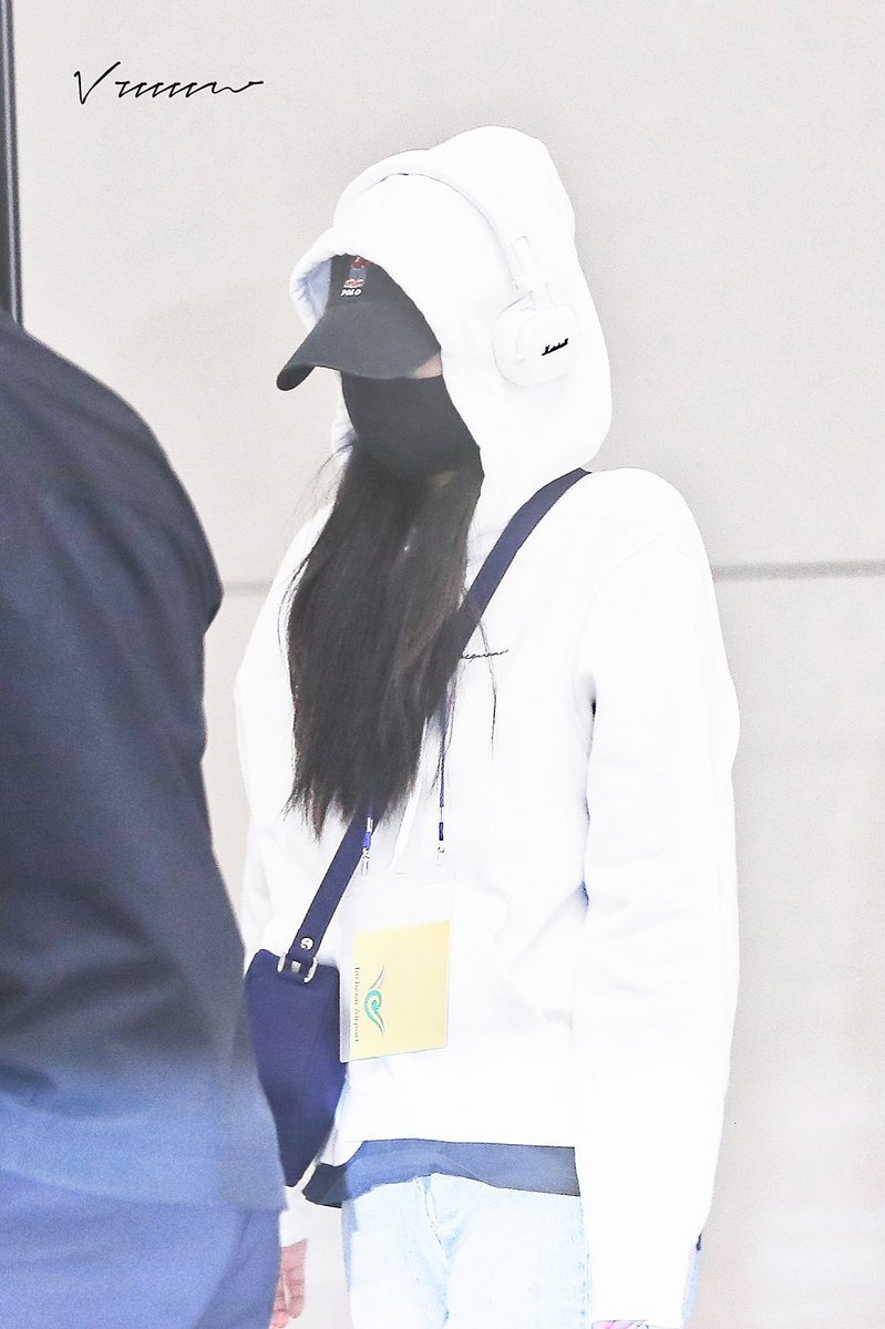 vvvvvn13's tweet photo. 220312 ICN
She looks so tired
#BLACKPINK #JENNIE #블랙핑크 #제니 https://t.co/9LREIFRRvi