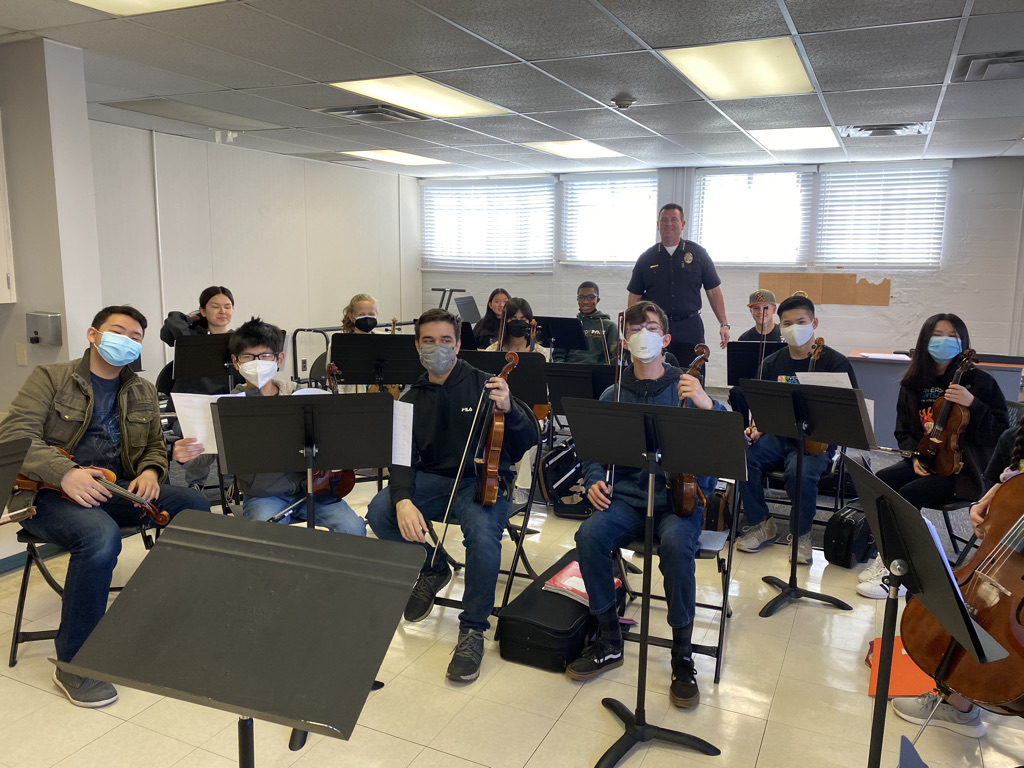 RivArtsAcademy's tweet photo. Chief Larry V. Gonzalez, @RiversidePolice and RAA, Board Member, visits the Riverside Youth Orchestra. We are fortunate to have Chief Gonzalez's support and service as a role model to our young musicians and community.
...
#RiversideCA #RiversidePD #RiversidePolice https://t.co/68LQWd2oDn