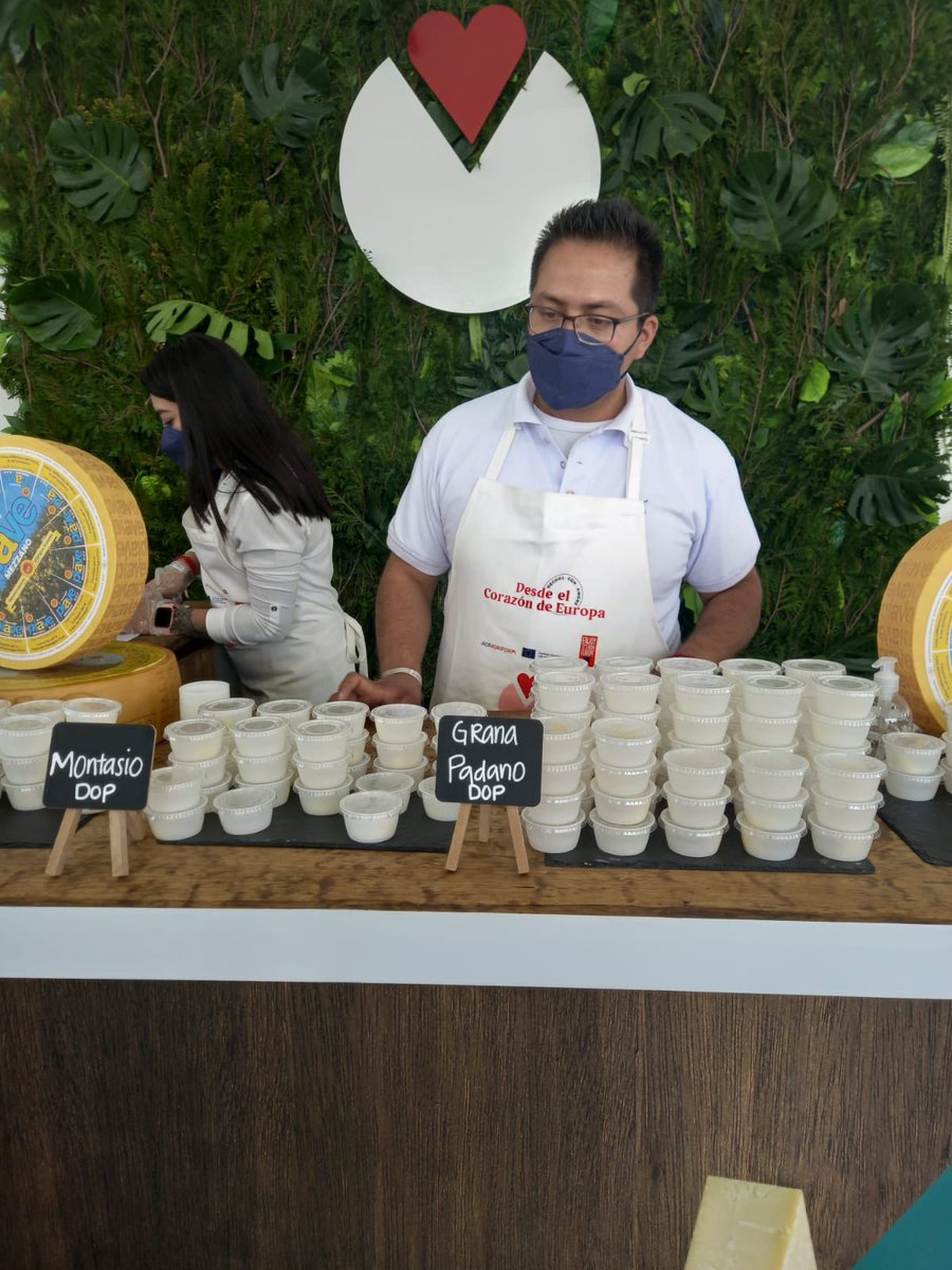 FoodandTravelMX's tweet photo. En el primer día de @SaborEsPolanco, mientras escuchamos opera en vivo, degustamos delicias del Bisrmak-cito: tienen almejas chocolatas con ponzu, atún aleta azul y burritos de langosta. Y quesos con D.O. como grana padano y asiago de #Agriform. https://t.co/WghQc1Lfam