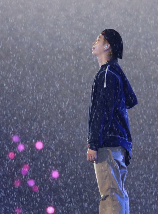 uRMyseason's tweet photo. 꽃잎이 휘날리고 폭우가 쏟아져도 언제나 그 자리에 서서 노래를 부르고 춤을 출 당신임을 알기에, 오늘의 준이에게 사랑보다 더 큰 마음을 보내요. 외로웠을 긴 터널의 끝까지 걸어나와선 우릴 다정하게 맞아준 준이가 정말 고맙지. 서울의 세번째 밤이 오래도록 서로의 기억에 남기를 바라 https://t.co/KUBZEHntrx