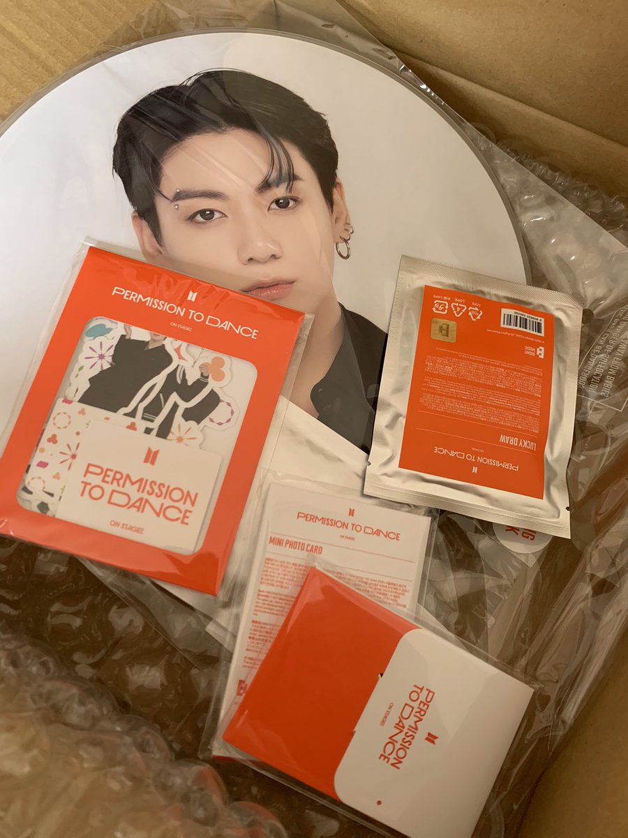 milkkook_tea's tweet photo. いつ頼んだっけ？てくらい昔に頼んだグッズやっと届いた＾＾❤️‍🔥
マジで佐川の不在見て何かと思ったわwwwwww
開封するー🎶🎶 https://t.co/GDKWhpwEjZ