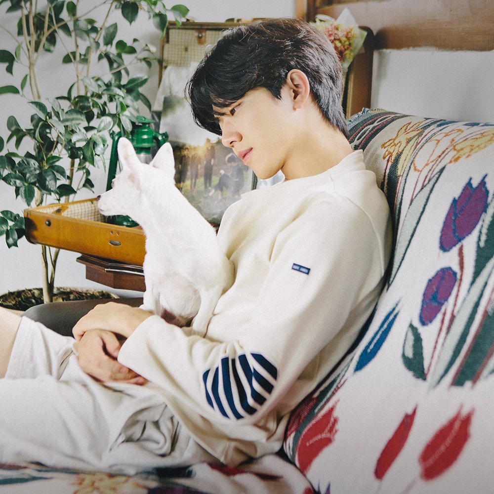 day6dowocn's tweet photo. @SHOPEExBANK name: Yoon Dowoon 
date of birth: August 25, 1995
occupation: DAY6's drummer, vocal https://t.co/UPMEokT9TT